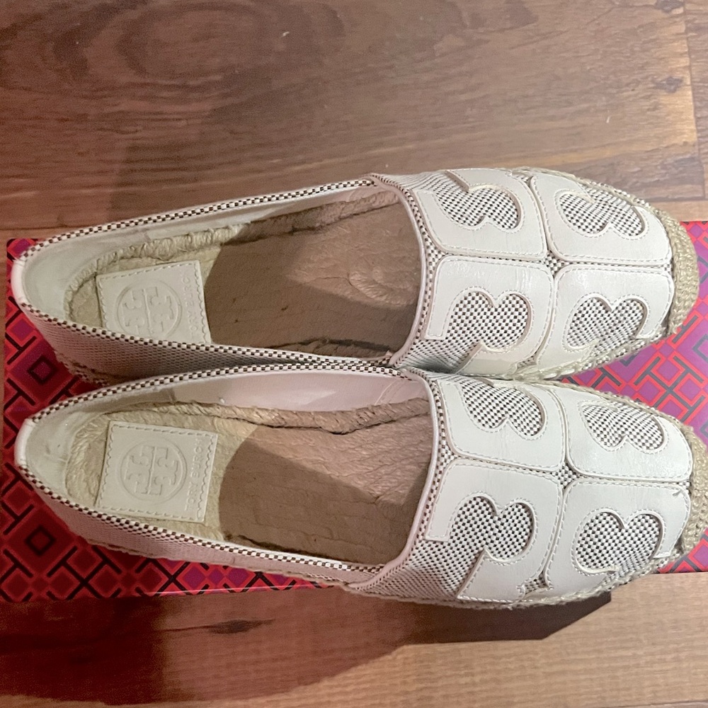 Tory Burch espadrilles/ tan/ivory